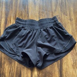 Lululemon Athletica Black Athletic Shorts Lightweight Comfort- 2.5 Hotty Hot